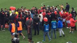 Ronaldinho provocó alboroto al entrar al césped del Garcilaso
