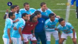 Ronaldinho: el abrazo con Lobatón y jugadores de Cristal