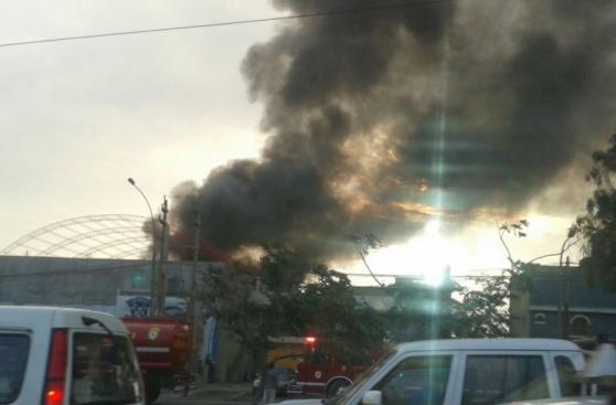 Incendio en Comas destruyó fábrica de thinner [FOTOS]