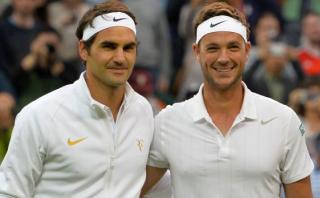 Federer avanzó en Wimbledon tras vencer a un profesor de tenis