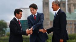 El incómodo apretón de manos entre Peña Nieto, Trudeau y Obama