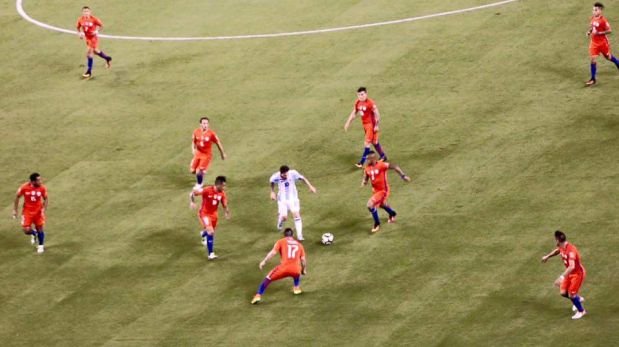La verdad sobre la foto viral de Messi solo contra el mundo