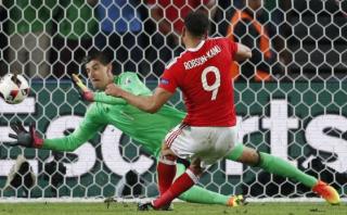 Gales: Robson-Kanu se deshizo de dos rivales y anotó golazo