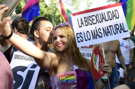 Europa se llena de color por marchas del Orgullo Gay