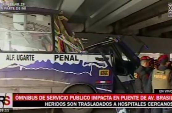 Magdalena: bus quedó atascado debajo de puente de Av. Brasil