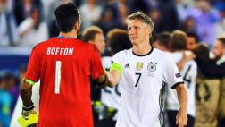 Bastian Schweinsteiger le muestra su respeto a Gianluigi Buffon