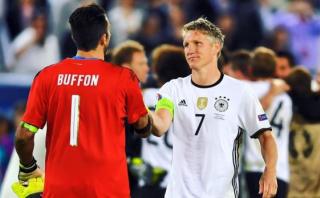 Bastian Schweinsteiger le muestra su respeto a Gianluigi Buffon