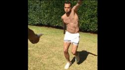 Dani Alves y la peculiar forma de abrir una cerveza