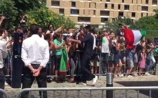 Buffon agradeció con abrazos a fans que lo apoyaron en Francia