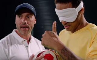 Neymar se vendó los ojos y cumplió reto ante equipo invidente
