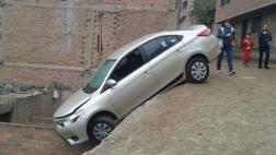 SJL: así quedó este auto tras despistarse sobre viviendas