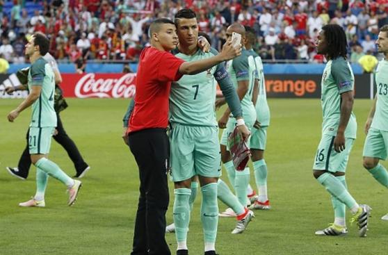 Cristiano Ronaldo compartió emotivo momento con recogebolas