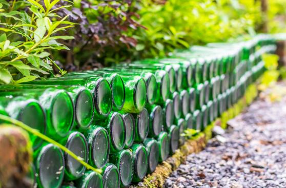 Transforma las botellas de cerveza en piezas para decorar