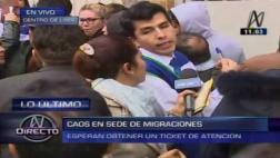 Migraciones: regalan lapiceros a personas que esperaban en cola