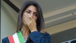 Alcaldesa de Roma visita el barrio donde niños juegan con ratas