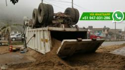 Comas: camión que trasladaba arena se volcó en Collique
