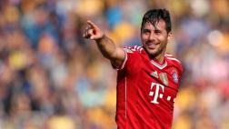 Claudio Pizarro en camiseta de colección con cracks del Bayern