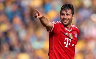 Claudio Pizarro en camiseta de colección con cracks del Bayern