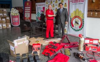 Donan equipos de protección a bomberos tras cruzada solidaria