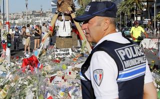 Francia pide "patriotas" en la Policía tras atentado en Niza