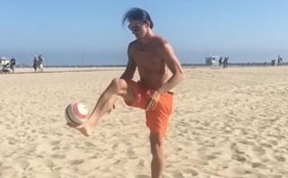 Ibrahimovic: así muestra su talento en una playa en California