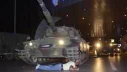 Turquía: Dos tanques pasan por encima de un hombre