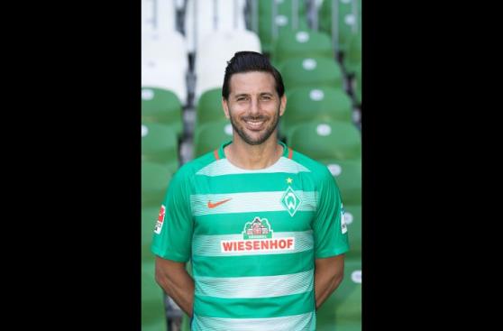 Claudio Pizarro se divirtió en sesión de fotos de Werder Bremen