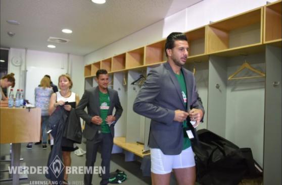 Claudio Pizarro se divirtió en sesión de fotos de Werder Bremen