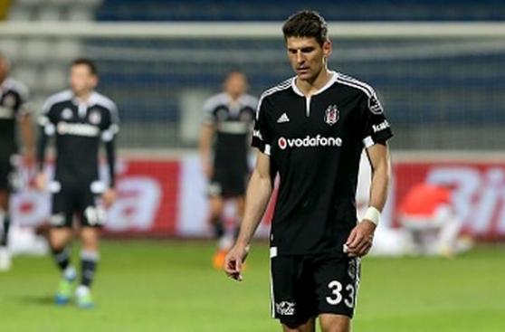 Mario Gómez dejará el Besiktas por difícil situación en Turquía