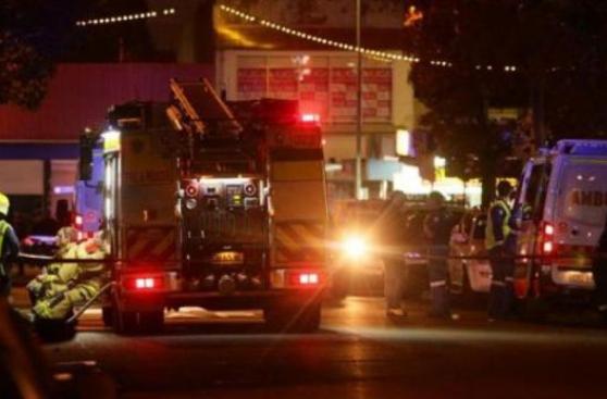 Hombre estrella auto con tubos de gas en comisaría de Sídney
