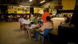 Pandilleros se rehabilitan con oficios en una hacinada cárcel