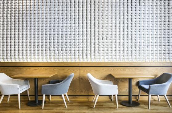 Una pared de tazas es la estrella en esta cafetería de Polonia