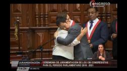 Congreso: Kenji Fujimori y Luz Salgado se dieron emotivo abrazo