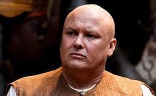 "Game of Thrones": Así se ve Varys con cabello
