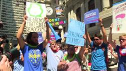 Simpatizantes de Sanders protestan en la convención demócrata