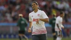 Zlatan anotó su primer gol en Manchester tras genial pirueta