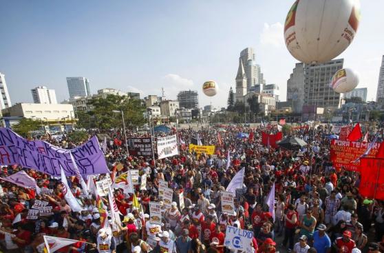 Brasil: Miles protestan a favor y en contra de Dilma Rousseff