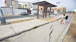 Niños juegan en peligroso Malecón Costanera en San Miguel