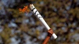 Jóvenes hacen negocio al ser dueños de una antorcha olímpica