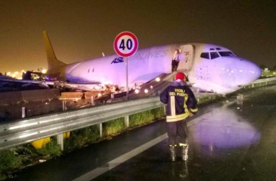 Italia: Un avión se salió de la pista y acabó en una carretera