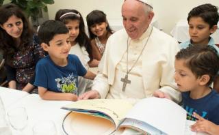 Papa Francisco almuerza con 21 refugiados sirios en su casa