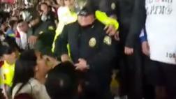 Policía agredió a mujer en enfrentamiento con hincha (VIDEO)