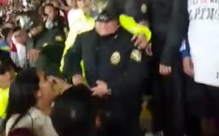 Policía agredió a mujer en enfrentamiento con hincha (VIDEO)