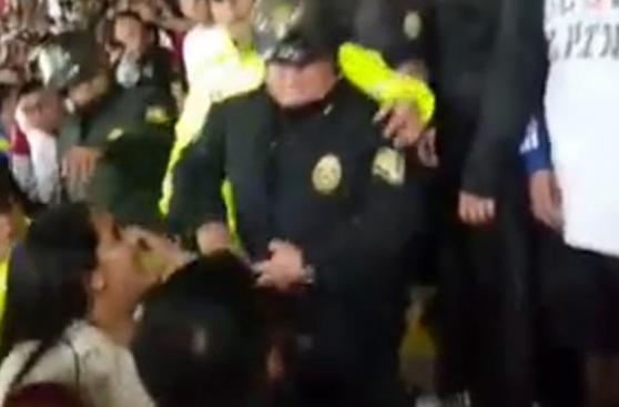 Policía agredió a mujer en enfrentamiento con hincha (VIDEO)