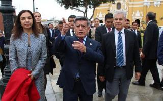 César Acuña viajará a España por irregularidades en su tesis