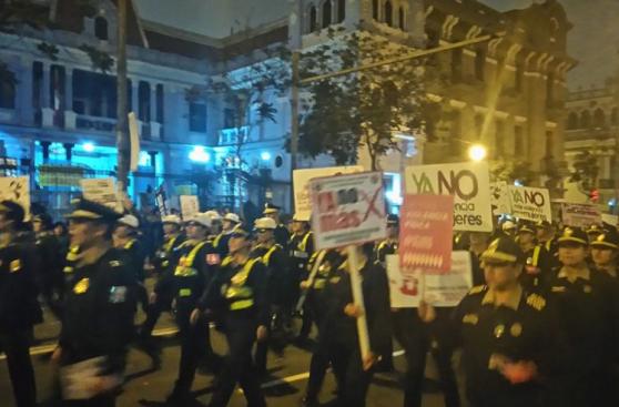 #NiUnaMenos: policía participó así en la marcha multitudinaria