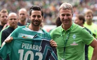 Claudio Pizarro recibió homenaje en Alemania por Werder Bremen