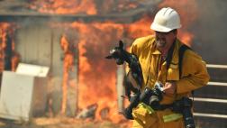EE.UU.: 4 mil personas escapan de California por voraz incendio