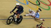 Ciclista Cavendish medalla de plata tras derribar a un rival