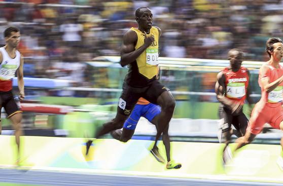 Usain Bolt pasó sin problemas a semis de 200 metros [FOTOS]